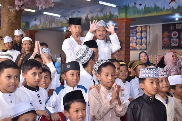 PPA-YAI Makassar saat Berbagi Kebahagiaan dengan Anak Yatim, (Dok: KabarMakassar).