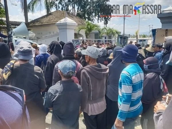 Ratusan petani di Polongbangkeng, Kabupaten Takalar, Sulawesi Selatan, melakukan aksi unjuk rasa (Dok : Ist).