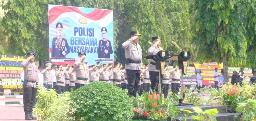 Upacara serah terima Pataka Pallawa Lipu menandai peralihan kepemimpinan dari Irjen Pol Djuhandhani Rahardjo Puro kepada Kapolda Sulsel yang baru, Irjen Pol M Awal Chairuddin (Dok: Ist)