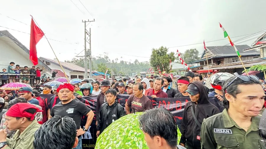 Aksi unjuk rasa masyarakat adat Botteng menolak rencana tambang logam tanah jarang (LTJ) di Mamuju, Sulawesi Barat, beberapa waktu lalu (Dok: Ist)