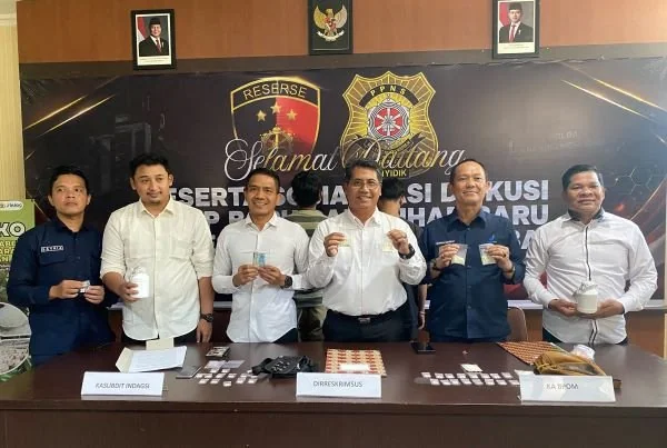 Ditkrimsus Polda Sulbar saat melakukan konferensi pers dan menunjukkan barang bukti dan tersangka (Dok: Ist)