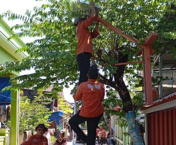 Pemasangan Lampu Solar Cell di Pulau Makassar (Dok: Ist)