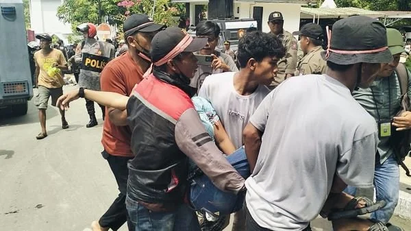 Seorang massa aksi yang dilarikan ke Rumah Sakit Bhayangkara Polda Sulbar (Dok : aldy KabarMakassar).