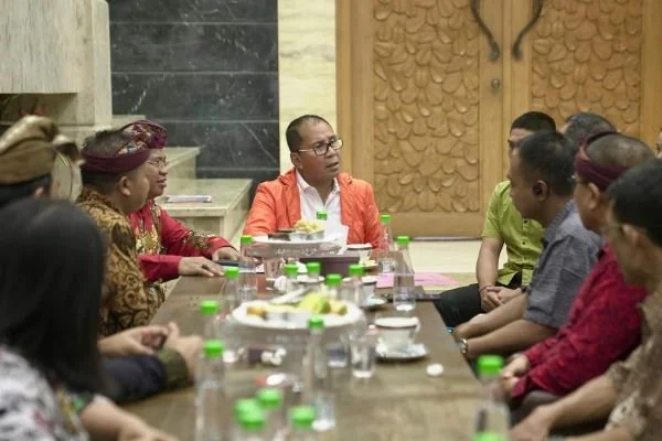 Parisada Hindu Dharma Indonesia (PHDI) Sulsel saat menemui Wali Kota Makassar, Moh Ramdhan Pomanto, untuk meminta doa restu sebelum berangkat.