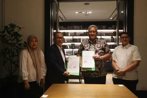 Penandatanganan MoU Dirut Batik Air Capt. Daniel Putut Kuncoro Adi dan Dirut Super Air Jet Ari Azhari bersama Gubernur Sulbar Suhardi Duka (Dok : Ist).