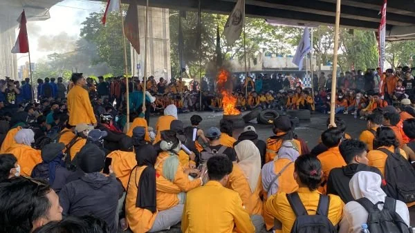 Aliansi Mahasiswa Makassar menggelar aksi unjuk rasa di Fly Over Makassar (Dok : Atri KabarMakassar).