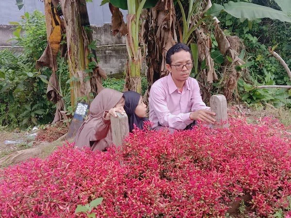 Suasana Ziarah Kubur (Dok: Sinta KabarMakassar).