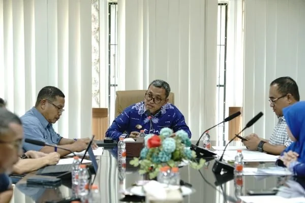 Bupati H. Paris Yasir, saat memimpin rapat perumusan skema gaji PPPK paruh waktu. Dok. Ist