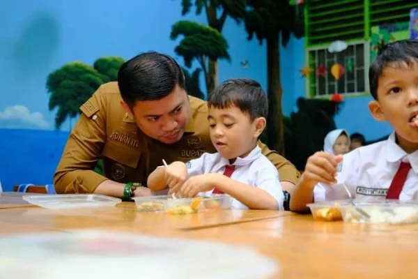 Bupati Gowa, Adnan Purichta saat meninjau program makan bergizi gratis di SDI Mangasa (Dok : Ist).