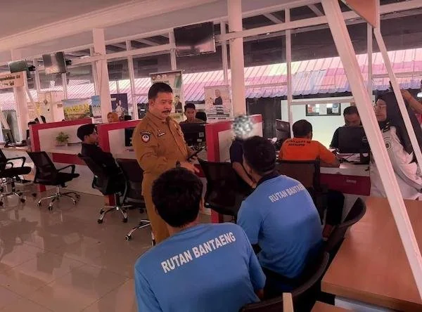 Sejumlah Warga Binaan Rutan Bantaeng saat melakukan perekaman identitas. (ist).
