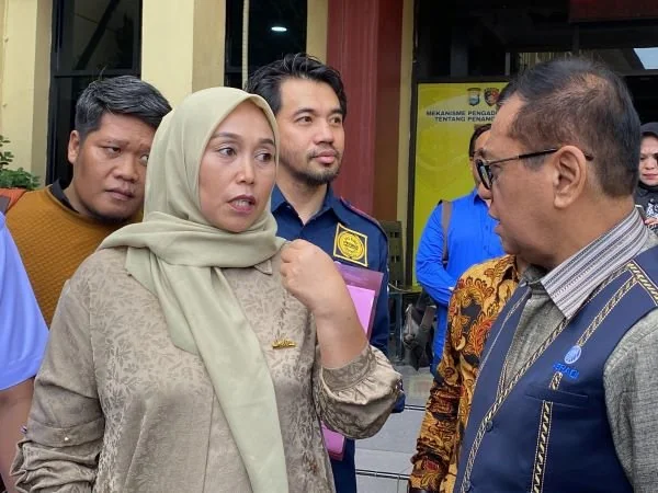 Istri korban Rudi S Gani dan Tim TPF Peradi Makassar (Dok: Atri KabarMakassar)