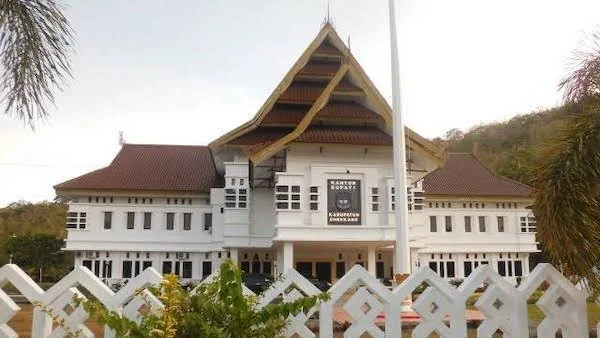 Kantor Bupati Enrekang. Dimana tenaga ahli keagamaan belum dibayarkan gaji hingga menunggak sejak September 2023 hingga Januari 2024. Foto IST