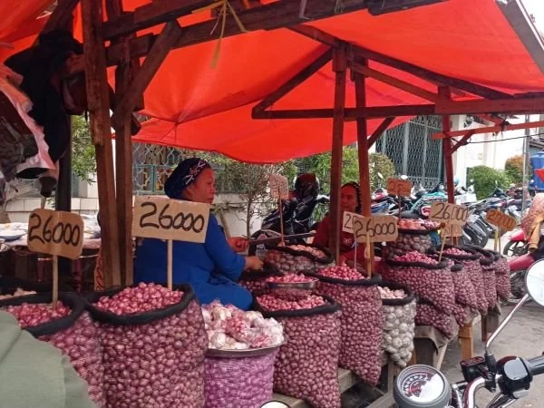 Bawang Merah di Pasar tradisional Makassar (Dok : Hanifah KabarMakassar).