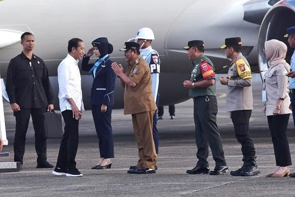 Presiden Jokowi, tiba di Bandara Internasional Sultan Hasanuddin, Kabupaten Maros, Provinsi Sulawesi Selatan, Rabu (21/2).