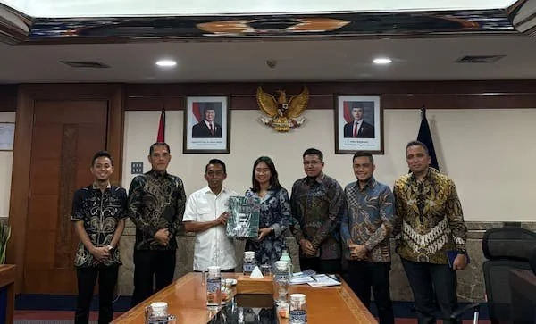 Bupati Sidenreng Rappang (Sidrap), H. Syaharuddin Alrif, saat Bertemu Wakil Menteri Pariwisata dan Ekonomi Kreatif, Ni Luh Enik Ermawati (Dok: Ist).