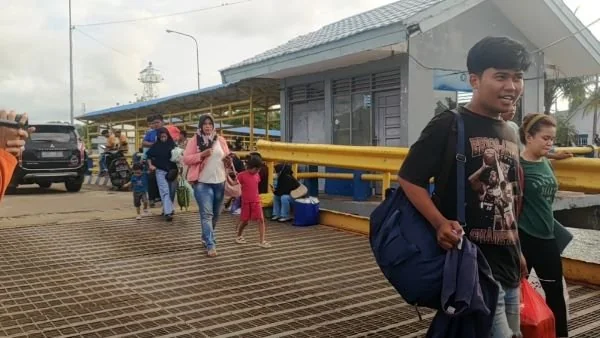 Penumpang KM Laskar Pelangi di Pelabuhan Feri Simboro Mamuju.