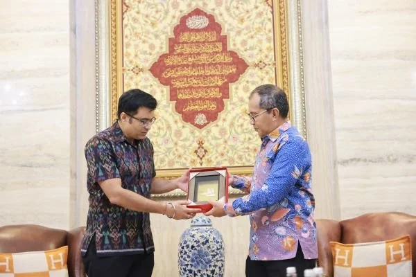 Wali Kota Makassar, Moh Ramdhan Pomanto, bersama Konjen India, Dr. Shashank Vikram di Kediaman Wali Kota Makassar, Jl Amirullah Makassar, Rabu (8/5).