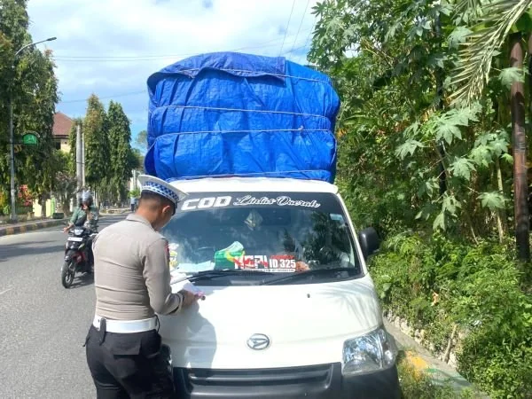 Mobil yang overload saat di tindak Satlantas Polres Majene (Dok : Ist).