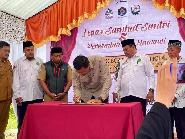 Uji Nurdin Beri Bantuan Pembangunan Asrama Pesantren An-Nawawi. (Dok: Ist)