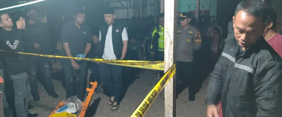 Polisi melakukan olah TKP dan memasang garis polisi di rumah tempat seorang petani ditemukan meninggal dunia di Bonto Baddo, Takalar (Dok: Ist)