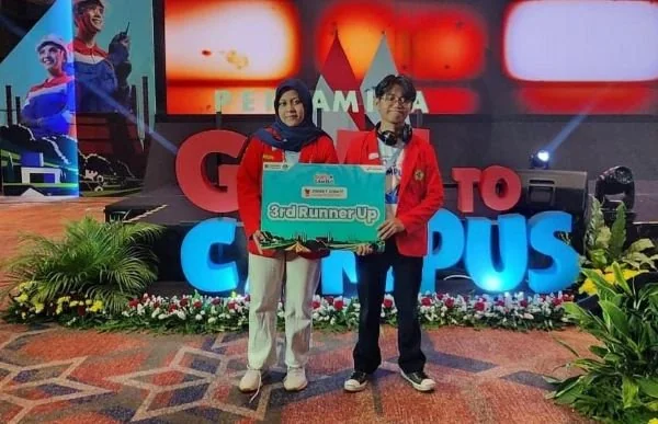 Nail Rifqillah (Hubungan Internasional 2022) dan Zahra Munadira (Ilmu Hukum 2024), sukses meraih posisi Third Runner-Up pada ajang Energy Debate Championship –Pertamina Goes to Campus 2025 (Dok : Ist).