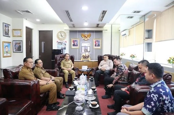 Wali Kota Makassar Munafik Arifuddin saat Berkunjung Keuda Kementerian Dalam Negeri Republik Indonesia, Dr. Drs. Agus Fatoni (Dok: Ist).