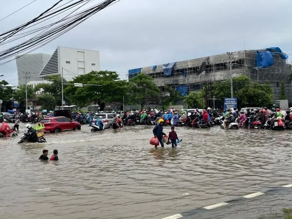 Banjir yang merendam Jalan Perintis Kemerdekaan Makassar (Dok : Dini KabarMakassar).