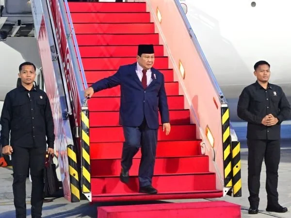 Presiden Prabowo Subianto tiba di Pangkalan TNI AU Halim Perdanakusuma, Jakarta setelah melakukan kunjungan ke enam negara (Dok : Ist).