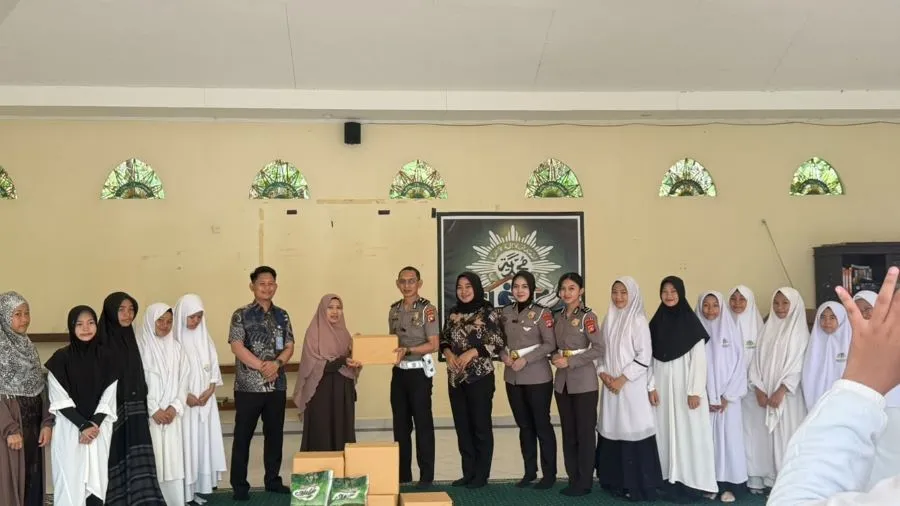 Penyaluran bantuan yang dilakukan Polantas Polda Sulbar (Dok: Ist)
