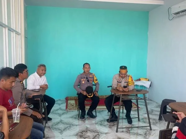 Kepolisian Resor Jeneponto Polda Sulsel menggelar kegiatan rilis akhir tahun 2024 sekaligus dirangkaikan silaturahmi dengan awak media di Cafe Tetta Jalan Ishak Iskandar, Kabupaten Jeneponto (Ulla KabarMakassar).