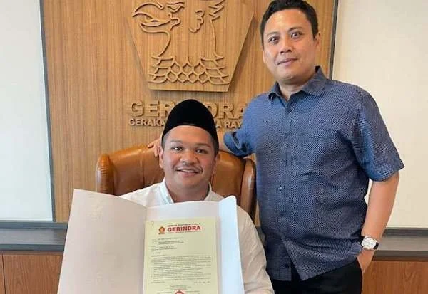 Ketua Gerindra Sulsel Andi Iwan Darmawan Aras menyerahkan surat dukungan kepada Fathul Fauzy Nurdin dan dan Sahabuddin di Pilkada Bantaeng 2024. Foto IST