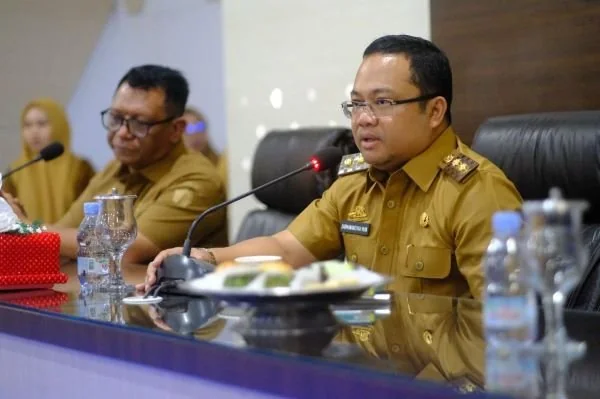 Wakil Bupati Gowa, Darmawangsyah Muin saat memimpin rapat internal (Dok : Ist).