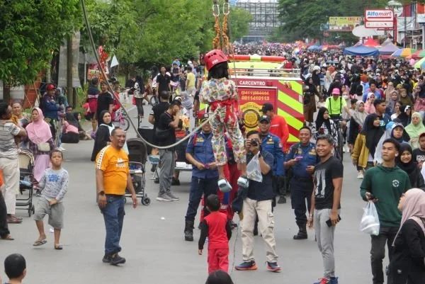 Flying Fox menjadi salah satu yang paling diminati dalam rangkaian kegiatan edukasi dan hiburan Dinas Pemadam Kebakaran dan Penyelamatan (DamKarMat) Kota Makassar yang digelar pada acara Car Free Day di Jalan Boulevard, Minggu (26/05).