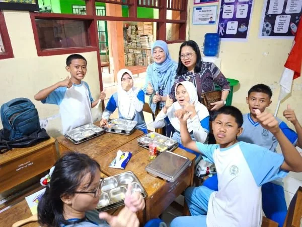 Kepala Bidang Instrumen dan Penguatan HAM Kantor Wilayah Kementerian HAM Sulawesi Selatan, Idawati Parapak, meninjau langsung pelaksanaan Program Makanan Bergizi Gratis (MBG) di SMP Negeri 33 Makassar. Dok. Ist