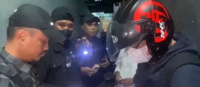 Polisi menggeledah sejumlah rumah di Kelurahan Pampang, Makassar (Dok: Ist)