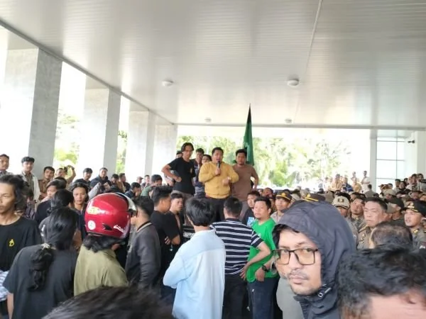 Aksi unjuk rasa yang dilakukan Aliansi Mahasiswa Sulawesi Barat di kantor gubernur (Dok : Rizaldy KabarMakassar).