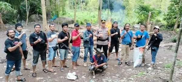 Polsek Gantarang Polres Bulukumba dibackup Resmob Polres Bulukumba melaksanakan penggerebekan judi Sabung ayam di Kampung Kiling-kiling Dusun Bayang-bayang Desa Gattareng Kecamatan Gantarang Kabupaten Bulukumba.