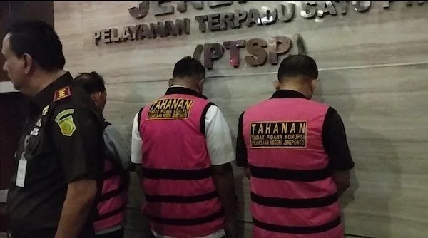 Masing-masing tersangka adalah UB (56) kepala dinas aktif pada dinas pendidikan kebudayaan Labupaten Jeneponto ditetapkan sebagai tersangka, MI (57), selaku dirwktur cv media komunikasi, Nur Alam sebagai mantan kadis Dikbud Jeneponto. (Foto/ullah).