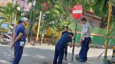 Pemasangan rambu jalan oleh Dishub Bulukumba, di Jalan Serikaya, Kecamatan Ujung Bulu