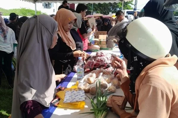 Gerakan pangan murah yang digelar di depan Kantor Gubernur Sulbar diserbu warga (Dok : Ist).