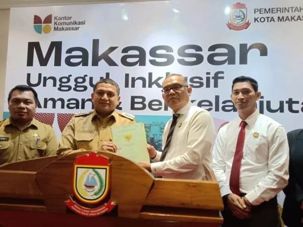 Kepala Kejari Makassar, Nauli Rahim Siregar (Kacamata), Wali Kota Makassar Munafri Arifuddin (Seragam Khaki), (Dok: Sinta KabarMakassar).