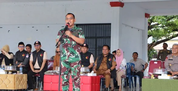 Dandim 1425 Jeneponto Letkol Inf Muhammad Amin saat berpidato dalam Apel Siaga Pemilu 2024 di Lapangan Passamaturukang. (Ist).