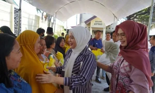 Wakil Gubernur Sulsel Fatmawati Rusdi membagikan bantuan beras kepada warga (dok. Ist)