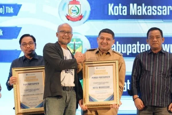 Wali Kota Makassar Munafri Arifuddin saat Menerima Penghargaan (Dok: Ist).