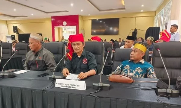 Dewan Majelis Pemangku Adat Tinggi Kerajaan Gowa saat Mengikuti RDP soal GMTD di DPRD Provinsi Sulsel (Dok: KabarMakassar).