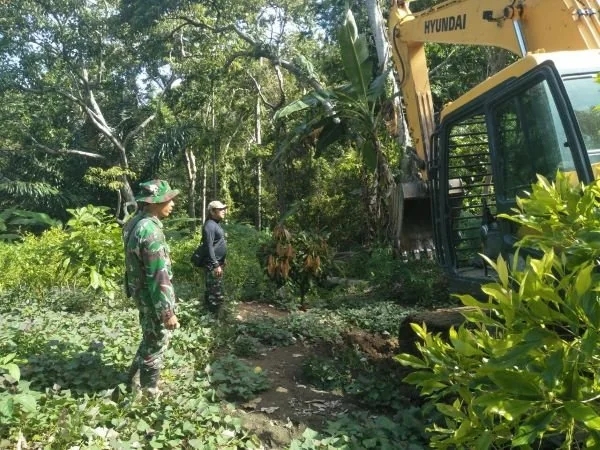 Alat berat saat melakukan pembukaan jalan di Desa Tallambalao.