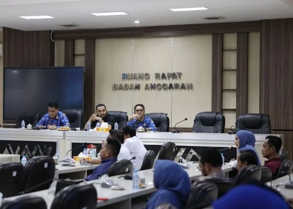 TAPD Pemkot Makassar bersama Banggar DPRD saat membahas strategi pengadaan barang dan jasa tahun 2025 (Dok : Ist).
