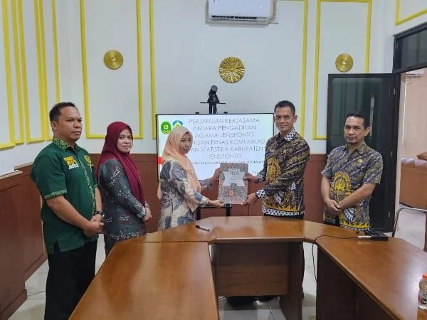 Ketua Pengadilan Agama Kabupaten Jeneponto, Fadhillah, dan Kepala Dinas Komunikasi dan Statistik Jeneponto, Sulaeman Natsir saat menandatangani Surat Perjanjian Kerjasama pupblikasi (Dok : ist).