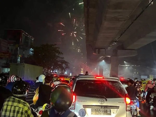 Malam puncak tahun baru di jalan AP Pettarani (Dok: Atri KabarMakassar)