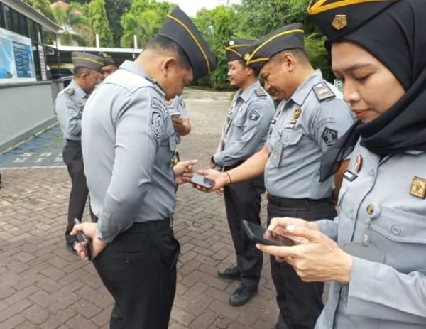 Kepala Lembaga Pemasyarakatan (Lapas) Kelas IIA Pare-pare, Sulawesi Selatan Totok Budiyanto saat memimpin langsung pemeriksaan Handphone (HP) dan Gadget milik petugas (Dok : ist).